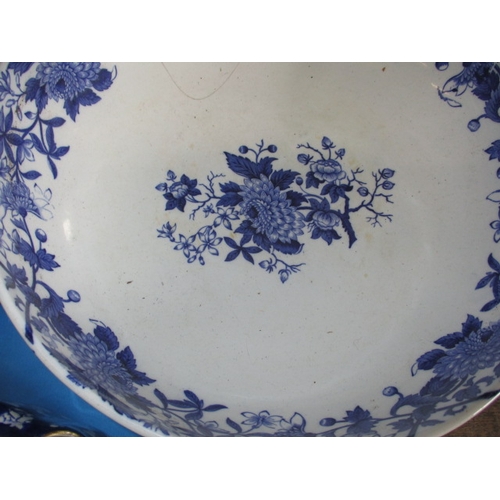 124 - A parcel of blue and white china items, to include a large Copeland meat platter, some items with mi... 