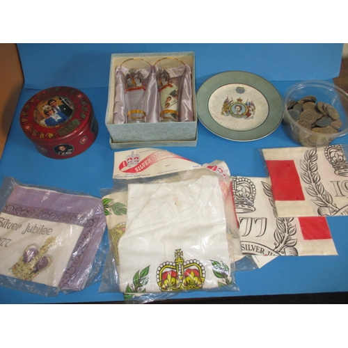 127 - A parcel of royal commemorative collectables to include silver jubilee t-shirts and coins, all in go... 