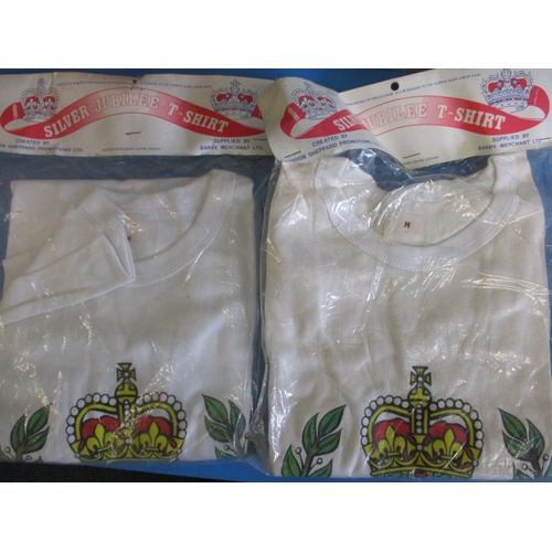 127 - A parcel of royal commemorative collectables to include silver jubilee t-shirts and coins, all in go... 