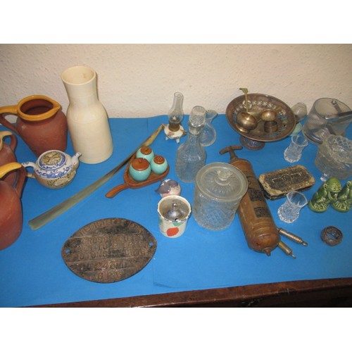 130 - A parcel of general clearance items, to include an art deco preserve pot and cover and a cruet set o... 