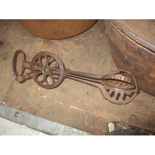 132 - A parcel of vintage cast iron pots and farm items, all in used condition