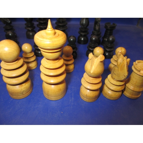 134 - A vintage box wood regency style chess set, in mahogany box and in good used condition