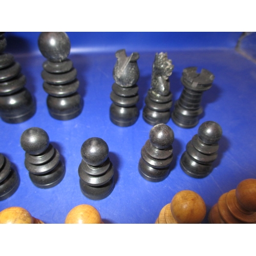 134 - A vintage box wood regency style chess set, in mahogany box and in good used condition