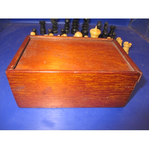 134 - A vintage box wood regency style chess set, in mahogany box and in good used condition