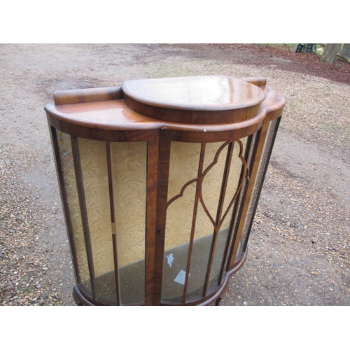 151 - A mid 20th Century serpentine fronted glazed display cabinet. 2 glass shelves and original key. Appr... 