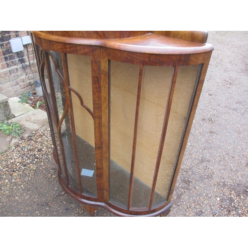 151 - A mid 20th Century serpentine fronted glazed display cabinet. 2 glass shelves and original key. Appr... 