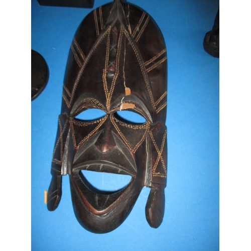 171 - A parcel of treen items, to include African figures and masks, one mask repaired, all in used condit... 