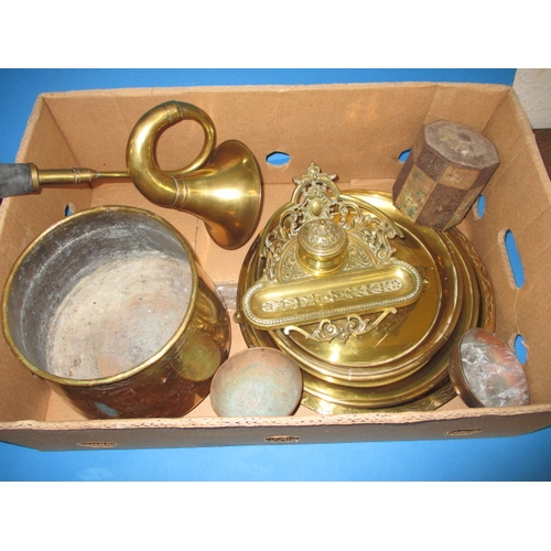 175 - A parcel of vintage metal and brass items, to include a servants bell, napkin rings and an ink stand... 