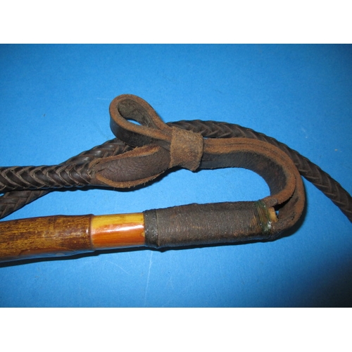 343 - Two vintage horse whips, one with a horn handle, both in good used condition