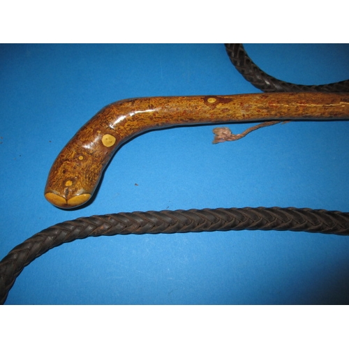 343 - Two vintage horse whips, one with a horn handle, both in good used condition