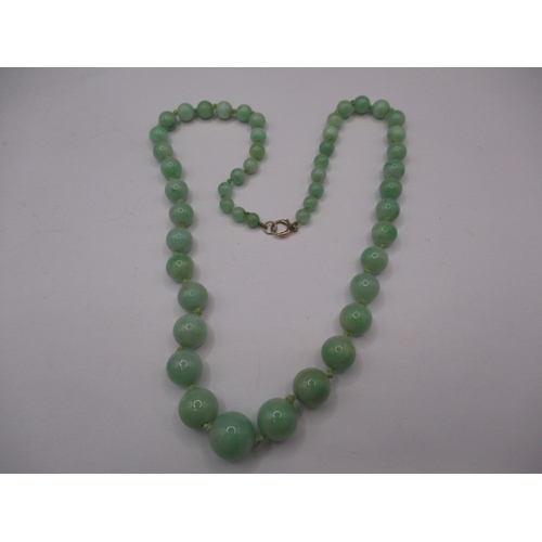 126 - An antique graduated jade? bead necklace with 9ct gold clasp, approx. linear length 46cm in good pre... 