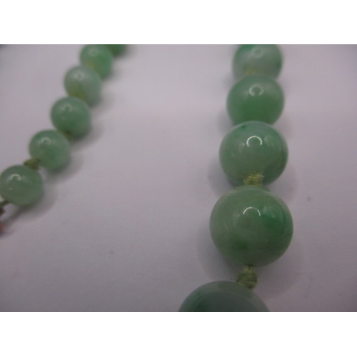 126 - An antique graduated jade? bead necklace with 9ct gold clasp, approx. linear length 46cm in good pre... 