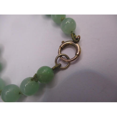 126 - An antique graduated jade? bead necklace with 9ct gold clasp, approx. linear length 46cm in good pre... 