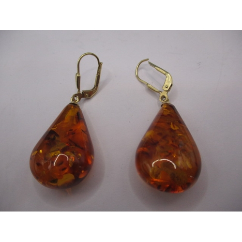 85 - A pair of 585 yellow gold and natural amber earrings, in good pre-owned condition