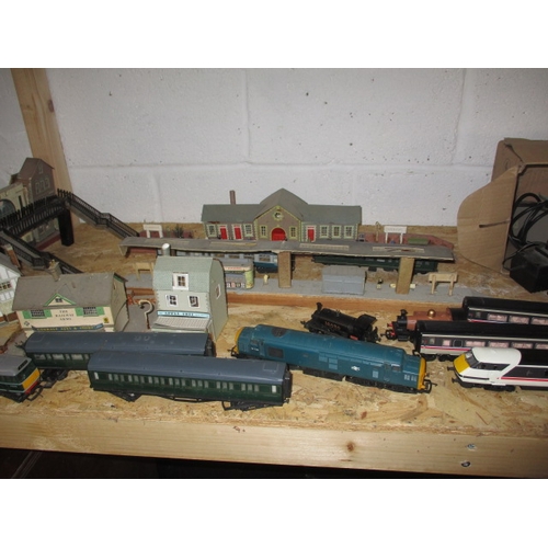 346 - A quantity of ‘00’ gauge model railway items, to include engines, rolling stock, track and buildings... 