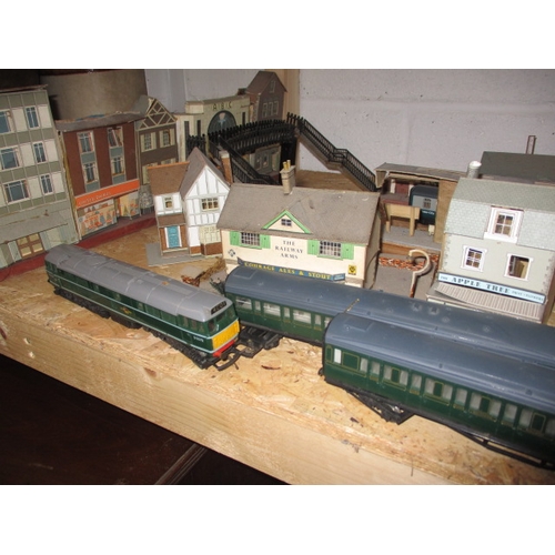 346 - A quantity of ‘00’ gauge model railway items, to include engines, rolling stock, track and buildings... 