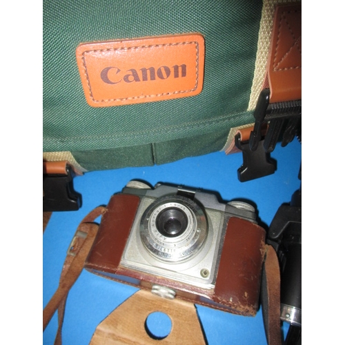 349 - An assortment of vintage cameras and accessories, to include examples by Pentax and Canon, all in us... 