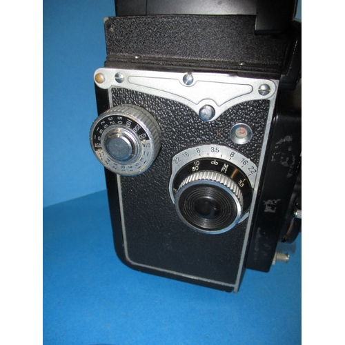 354 - A mid 20th century Yashica 635 camera, with additional telephoto lens, functions and has general use... 