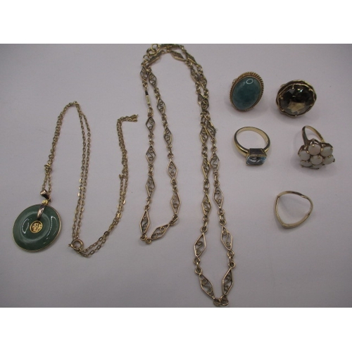 109 - A parcel of gold and yellow metal jewellery items, to include rings  and necklaces, approx. gross pa... 