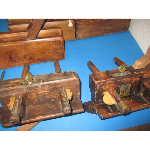 359 - A very large quantity of antique and later cabinet makers block and moulding planes, various makers,... 