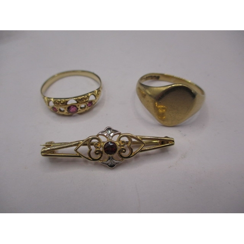 117 - A parcel of gold and yellow metal items, to include a 9ct gold signet ring, an unmarked yellow metal... 