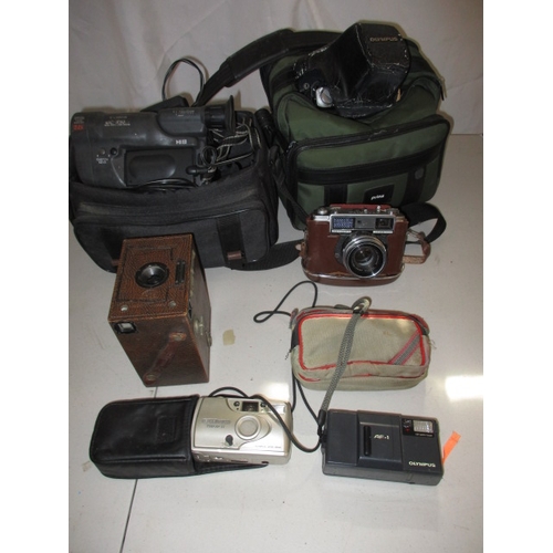 69 - A quantity of vintage cameras to include Yashica and Olympus examples. Not tested as to functioning