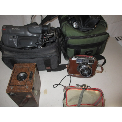 69 - A quantity of vintage cameras to include Yashica and Olympus examples. Not tested as to functioning