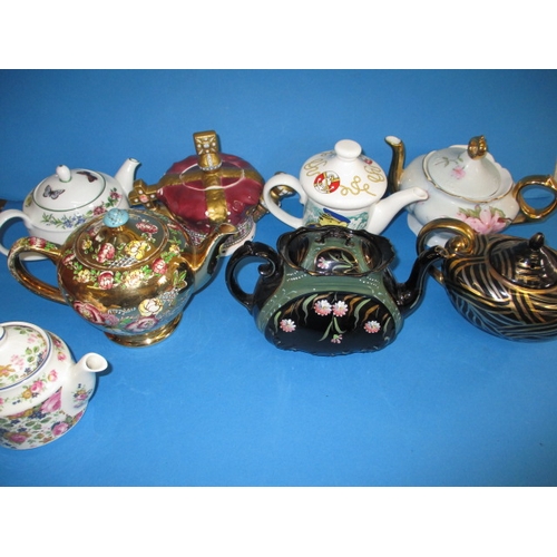 84 - A parcel of collectable teapots, to include a Victorian Jackfield black glazed example, all in good ... 