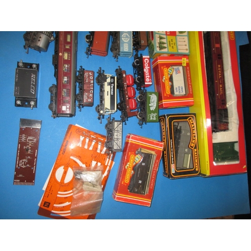 173 - A large quantity of Hornby and other ‘00’ gauge model railway items, to include locos, rolling stock... 