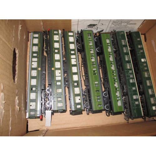 173 - A large quantity of Hornby and other ‘00’ gauge model railway items, to include locos, rolling stock... 