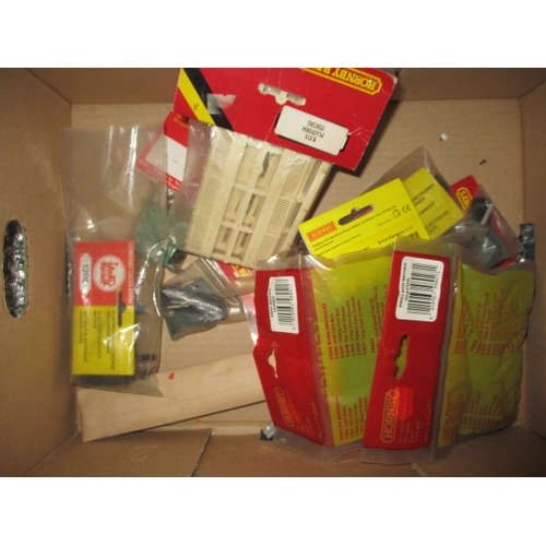 173 - A large quantity of Hornby and other ‘00’ gauge model railway items, to include locos, rolling stock... 