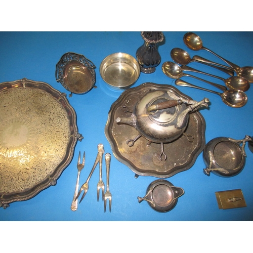 181 - A parcel of vintage metal wares, to include a brass smokers set, all in used condition