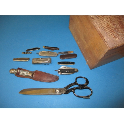 183 - A parcel of vintage pocket knives, to include a 1950s military example, and other items, all in wood... 