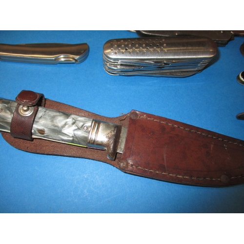 183 - A parcel of vintage pocket knives, to include a 1950s military example, and other items, all in wood... 