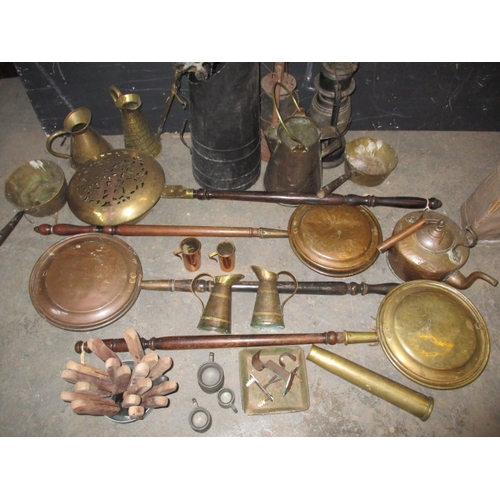 195 - A quantity of antique and later metal items, to include copper, brass and pewter, all in used condit... 