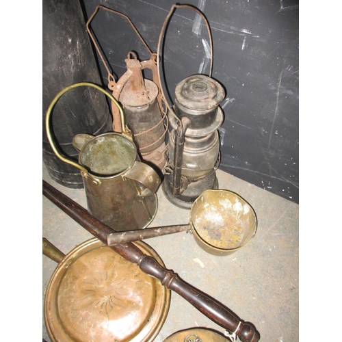 195 - A quantity of antique and later metal items, to include copper, brass and pewter, all in used condit... 