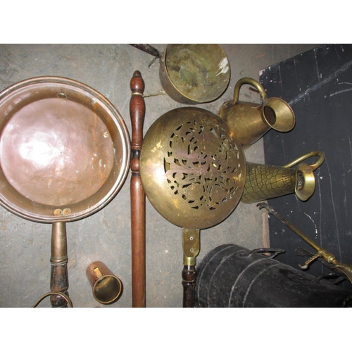 195 - A quantity of antique and later metal items, to include copper, brass and pewter, all in used condit... 