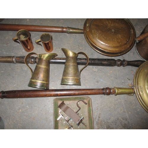 195 - A quantity of antique and later metal items, to include copper, brass and pewter, all in used condit... 