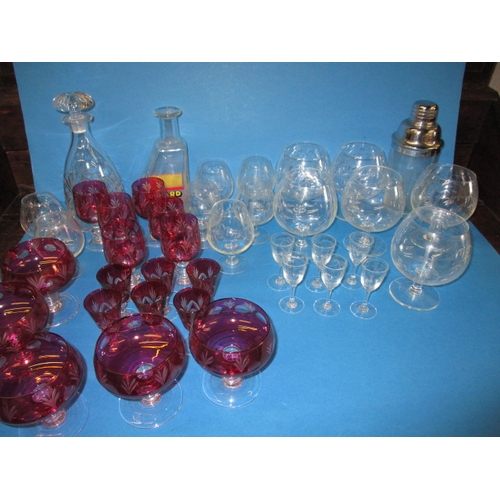 198 - A large quantity of mid-20th century drinking glasses, to include several sets of 6, one with matchi... 