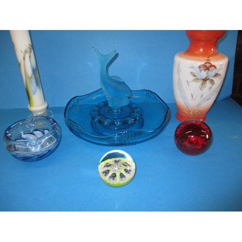 203 - A parcel of vintage glass items, to include paperweights and a fish table centre, all in used condit... 