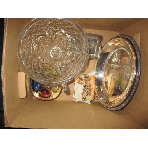 205 - A parcel of general clearance items to include vases, jugs and an American juicer, all in used condi... 