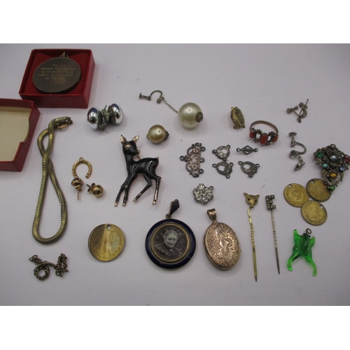 206 - A small parcel of miscellanea to include a 9ct gold horseshoe charm, all in used condition