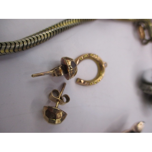 206 - A small parcel of miscellanea to include a 9ct gold horseshoe charm, all in used condition