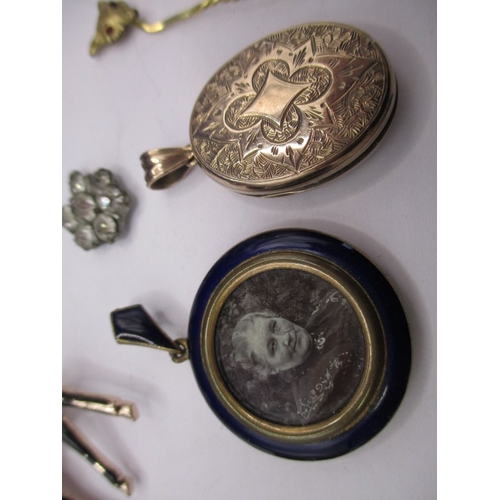 206 - A small parcel of miscellanea to include a 9ct gold horseshoe charm, all in used condition