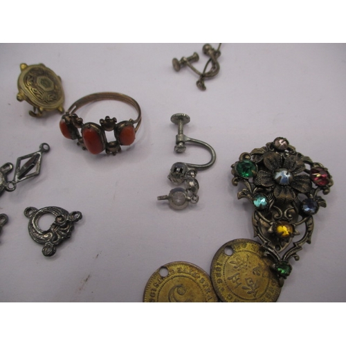 206 - A small parcel of miscellanea to include a 9ct gold horseshoe charm, all in used condition