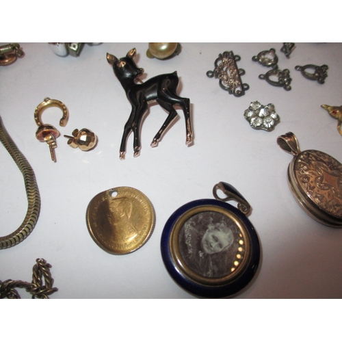 206 - A small parcel of miscellanea to include a 9ct gold horseshoe charm, all in used condition