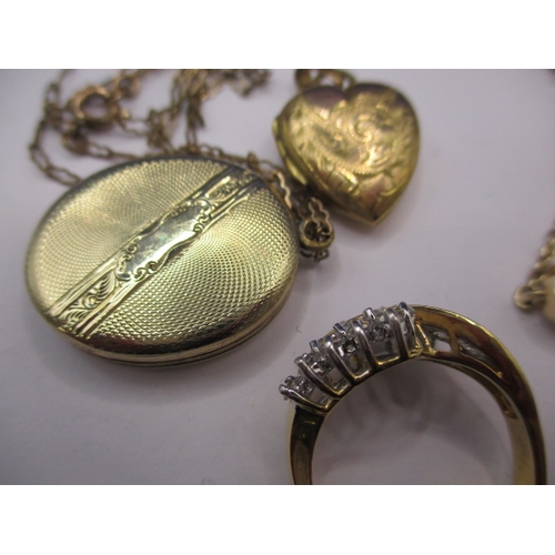 169 - A small parcel of vintage jewellery items, to include white and yellow metal items, all in used cond... 