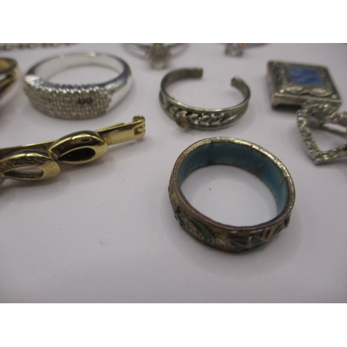 170 - A parcel of vintage costume jewellery to include an amber necklace, some damages