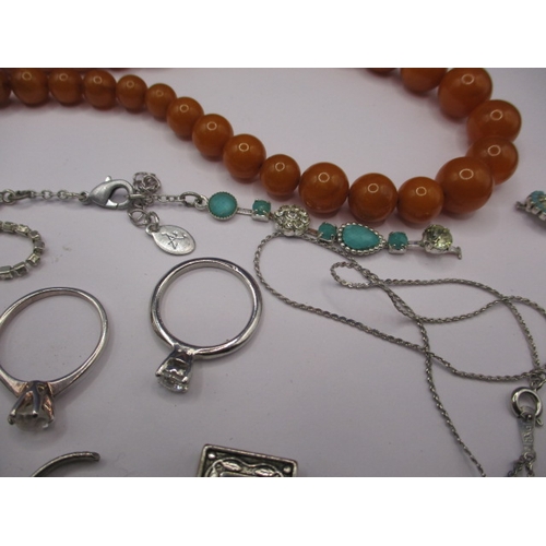 170 - A parcel of vintage costume jewellery to include an amber necklace, some damages