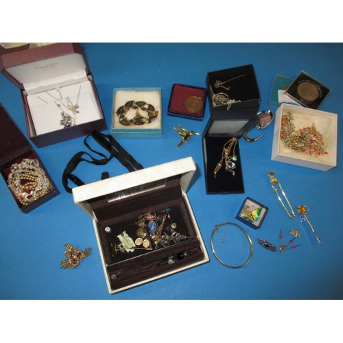 171 - A parcel of costume jewellery to include some silver items, all in pre-owned condition